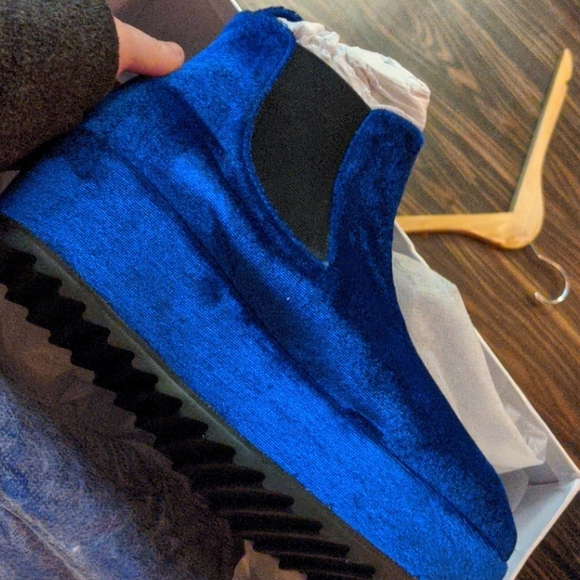 Unif Hellsea in blue velvet platform shoes 6 - Picture 3 of 3